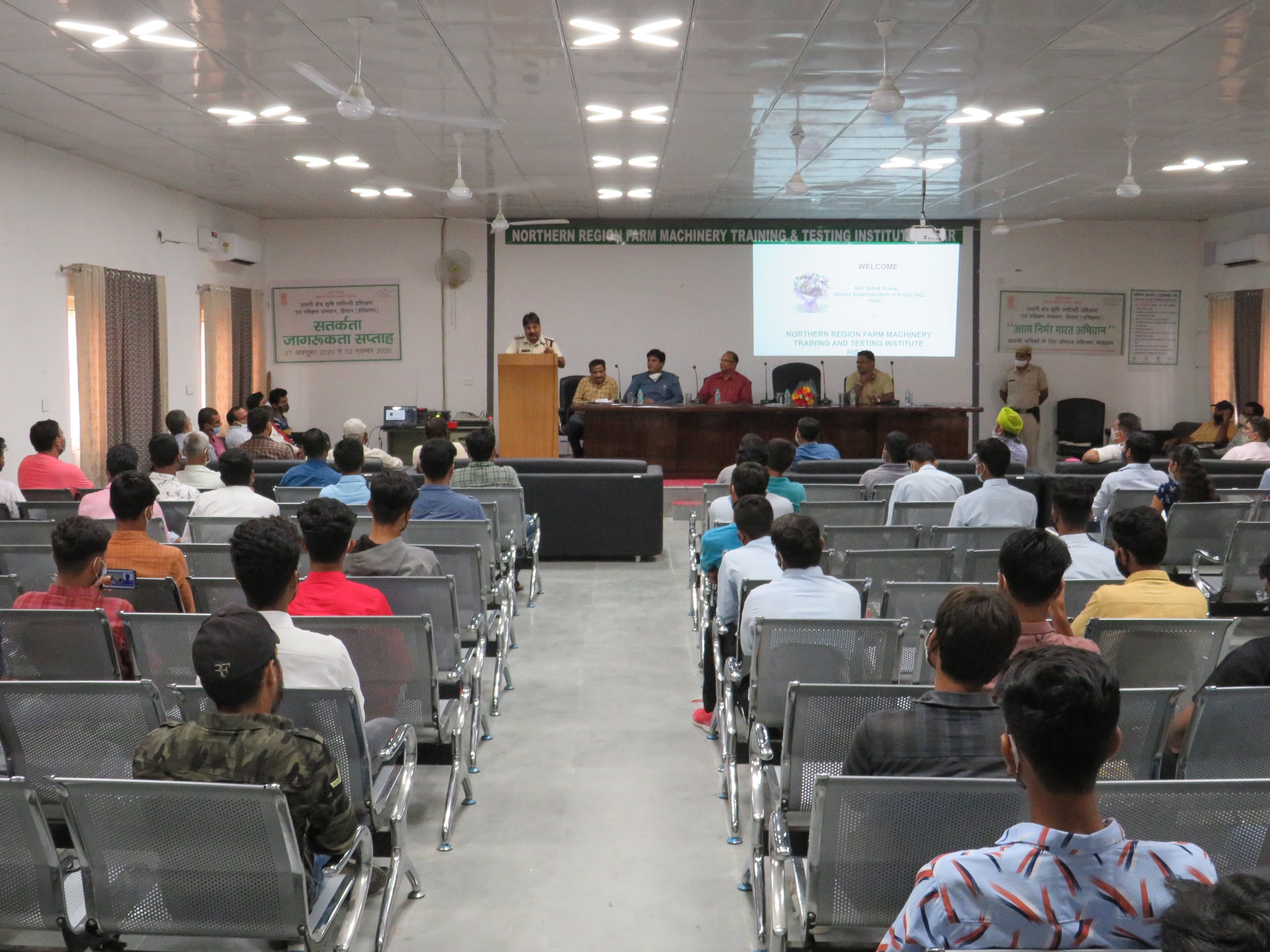 ./writereaddata/CImages/Chief guest of the function Sh. Ashok Kumar, DSP encouraging the trainees.JPG